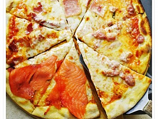 Pizza Ham + Pizza Bacon + Pizza smoked salmon + Pizza Italian Sausage