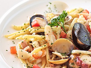 LINGUINE AGLIO OLIO E FRUTTI DI MARE ALLA MEDITERRANEA