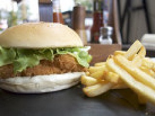 เบอเกอร์ปลากับมันฝรั่งทอด/Fish and Chips Burger