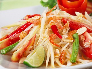 ส้มตำไทย/Som-Tum-Thai Hot & spicy papaya salad with shrimps and peanuts