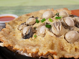 หอยนางรมทอด กะทะร้อน/Hoi-Tod served in hot-plate