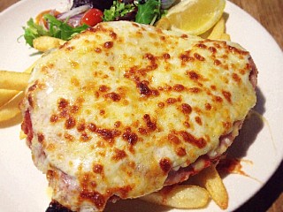 CHICKEN PARMIGIANO