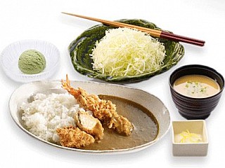 Salmon Katsu and Shrimp Katsu Curry/ชุดข้าวแกงกพหรี่แซลมอนคัทสึและกุ้งทอด