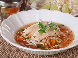 ก๋วยเตี๋ยวต้มยำไก่น้ำ/Chicken noodles soup Tom-Yum flavour