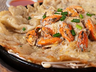 หอยแมลงภู่กะทะร้อน/Hoi-Tod served in hot-plate