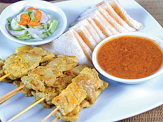 หมูสะเต๊ะ + ขนมปังปิ้ง/“Sa-Te” Grilled pork on skewer (with toast)