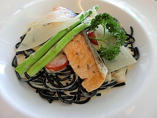Salmon&Black Spaghetti