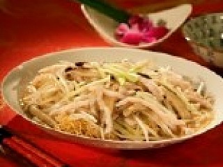 Fried Noodles With Bean Sprouts And Sh chicken