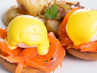 EGGS BENEDICT ROYALE