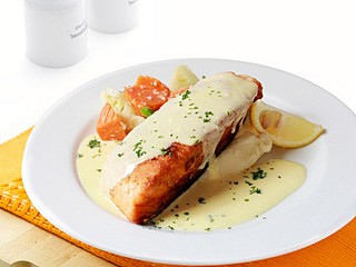 สเต็กปลาแซลมอน/Salmon steak with honey mustard sauce