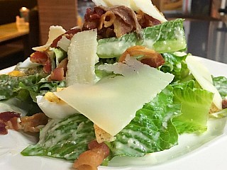 Caesar Salad (ซีซาร์สลัด)
