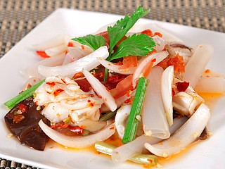 ยำเซี่ยงไฮ้ทะเล/Spicy salad with Shanghai noodle and seafood (shrimp)