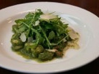 Gnocchi freschi al Pesto, rucola e pomodorini