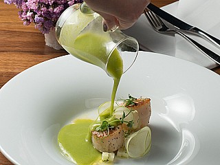 appesante, mela verde, coulis di piselli, fiorihokkaido scallops, green apple, sweet peas coulis, late summer flowers