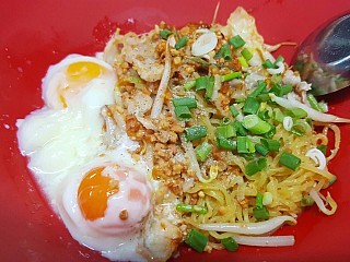 บะหมี่แห้งต้มยำไข่ลวก