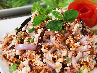 ลาบไก่แม่ศรีเรือน/Mince chicken A la Mae Sri Ruen with Thai herbs mixed with parched rice and spicy sauce