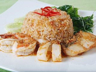 ข้าวผัดโป๊ะแตก/Rice and seafood stir fried with Tom-Yum ingredients & sweet basil leaves