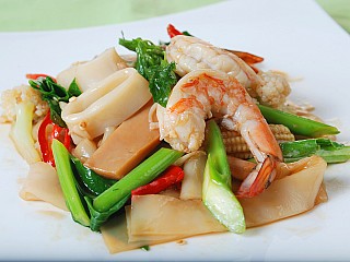 ก๋วยเตี๋ยวผัดขี้เมาทะเล/Drunken noodles seafood Stir fried noodles and seafood with heavy spicy taste