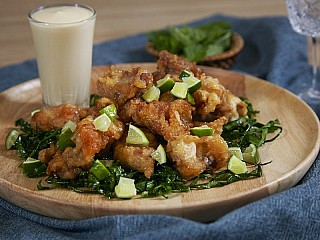 ไก่มะนาว/Fried-chicken with lemon cream sauce and crispy fried kale.