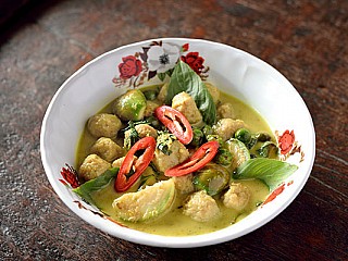 แกงเขียวหวานลูกชิ้นปลากราย  Green Curry Look Chin Pla Krai