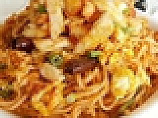 Hakka Noodles Chilli Garlic (Egg & Chicken)