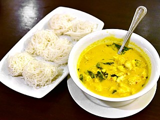 Fresh Crab Meat with Yellow Curry and Coconut Milk served with Noodle