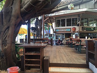 Green Tree Pub & Restaurant (บ้านบันเทิงไม้เขียว)