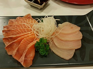 Tsunami sushi buffet (Tsunami sushi buffet ; 津波 すし ビュッフェ)