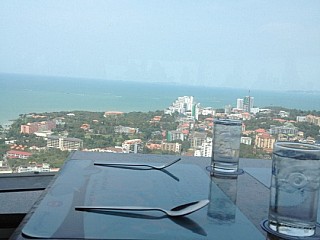 Revolving Restaurant (ภัตตาคารหมุนลอยฟ้า)